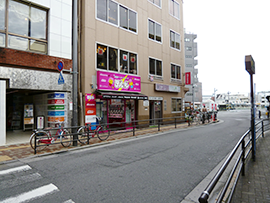 駅を背にして右を向きます。 横断歩道を渡り右に歩きます。